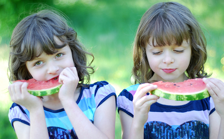 9 چالش اصلی بزرگ کردن دوقلوها