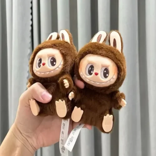 عروسک لبوبو سری نشسته