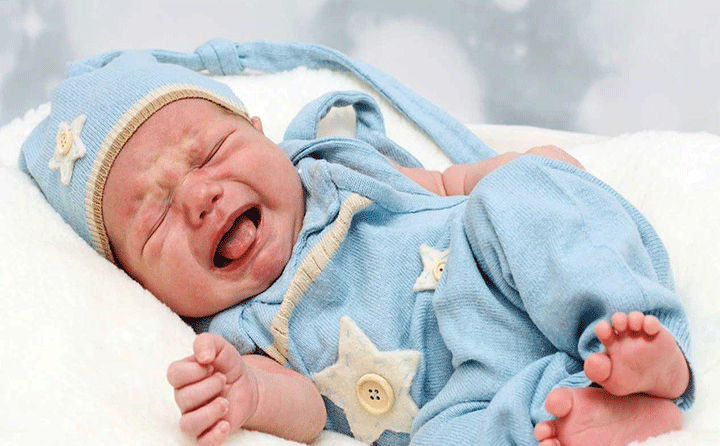 چگونه می‌توان نوزادی که در خواب گریه می‌کند، را آرام کرد؟