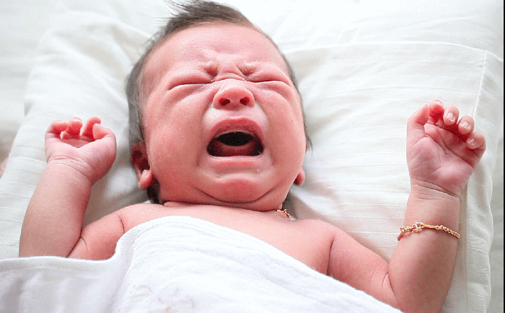 5 دلیل اصلی گریه نوزادان در شب