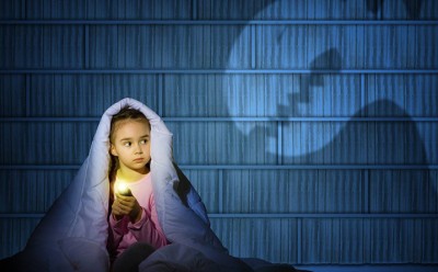 9 راه‌حل موثر برای حل ترس از تاریکی در کودکان