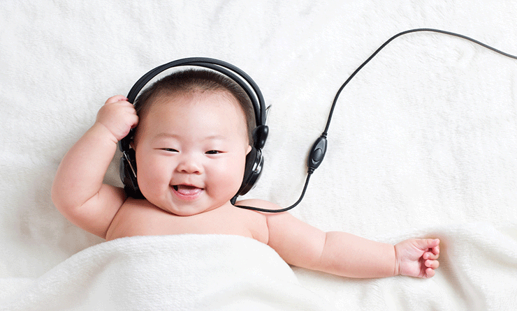 چه زمانی نوزادان پس از تولد شروع به شنیدن می‌کنند؟