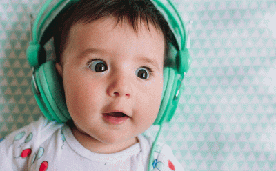 از چه زمانی نوزادان شروع به شنیدن می کنند؟