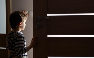 تنها ماندن کودکان در خانه: دستورالعل‌ها و شرایط لازم
