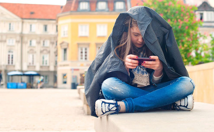 علائم اعتیاد به موبایل در نوجوانان